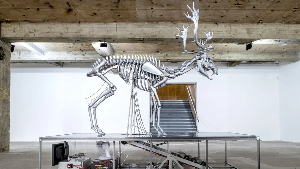 "Insilico", en hjort i metall, av den brittiske konstnären Mat Collishaw visas på Uppsala konstmuseum under Otherworldly.