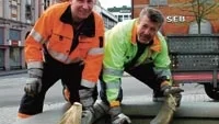 Roger Hallgren och Bo Matsson på tekniska kontoret var snabbt på plats för att ta hand om den förlorade fisken.  FOTO:ANDERS JACOBSSON