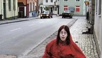 Foto:  HANS  BRANDIN
Bara på längre promenader använder Veronica Eriksson rullstolen. Här är hon på väg uppför Storgatan i Gamleby mot hemmet som hon besökt under jul och nyår.