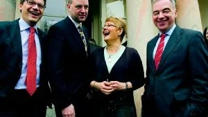 Glada miner. Kvartetten som styr Sverige, från vänster Göran Hägglund, Fredrik Reinfeldt, Maud Olofsson och Lars Leijonborg.Foto: Janerik Henriksson/Scanpix