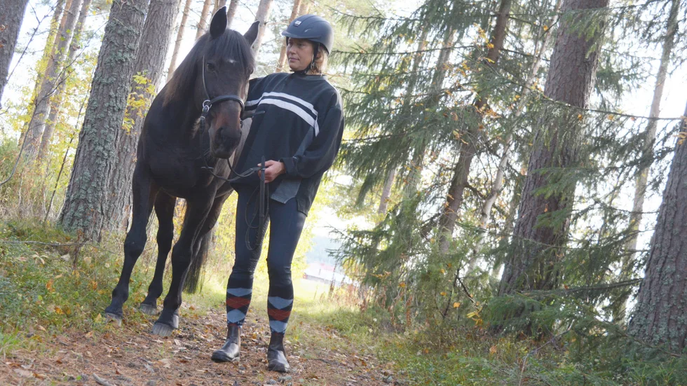 I bakgrunden syns huset Helena Törnelius tog sikte på när hon kröp fram på stigen. 