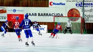 Öppna gatan. Tjusts lagkapten Anders Davidsson har fritt fram och gör 2-0 i den sjunde spelminuten.Foto: Smitz Andreas.