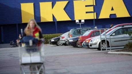 Folk vallfärdar till varuhusen på helgerna.Foto: Fredrik Sandberg/Scanpix