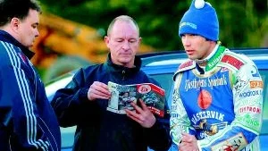 Funderingar. Lagledarna Peter Helgesson och Marvyn Cox har en del att fundera på tillsammans med Sebastian Ulamek sedan Västervik återigen förlorat. Foto: Anders Liljegren