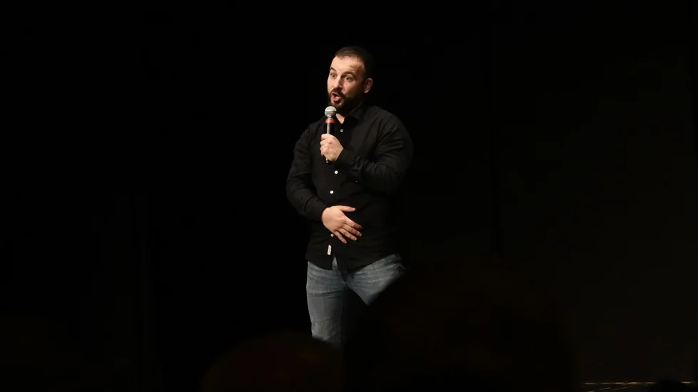 Diyari Mahmoud uppträder på på Forumteatern i Linköping på fredagskvällen.