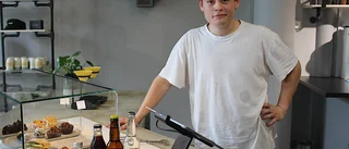 Jobbade extra på kafé – nu öppnar Edvin, 22, eget