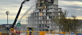 Spottkoppen rivs – se fasaden klippas bort