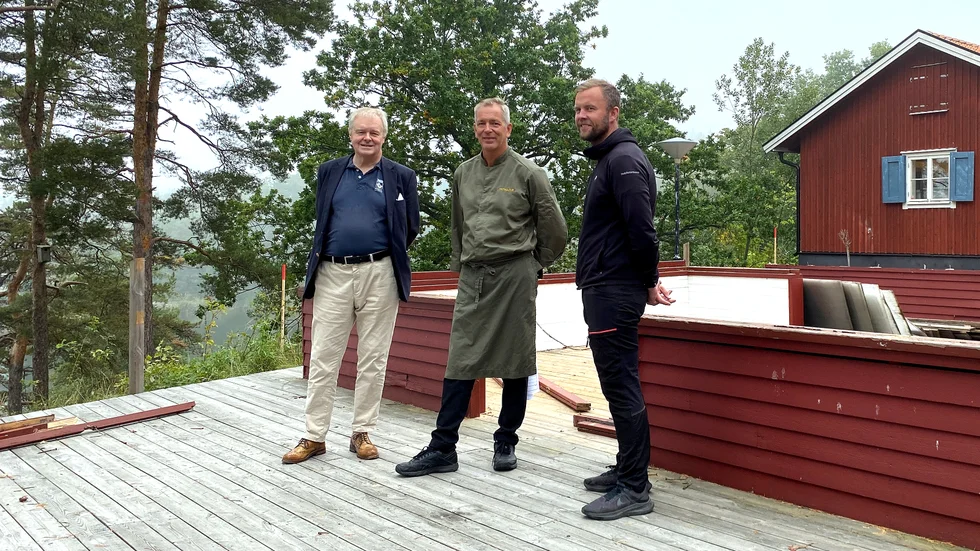 Den här bilden togs den 28 september, när man presenterade planerna för en ny restauranglokal för Matkultur. På bilden Olof Nimhed, museichef Västerviks museum, Mikael And, Matkultur och Emil Svensson, Byggklason i Västervik.