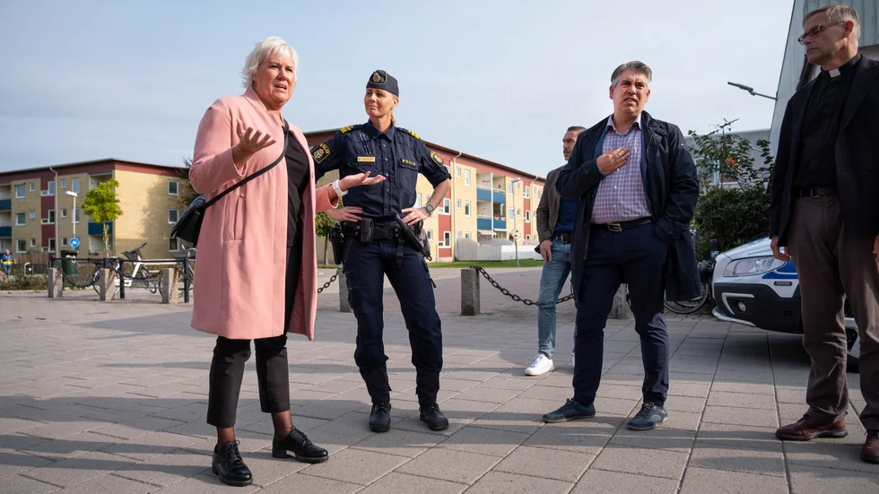 Kommunstyrelsens ordförande Kristina Edlund (S), lokalpolisområdeschef Ann-Christine Rehnström och kommunstyrelsens vice ordförande Niklas Borg (M) mötte media och allmänhet i Ekholmen efter tisdagens sprängdåd.
