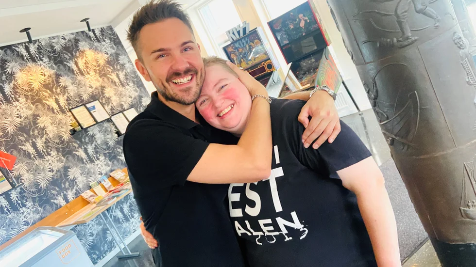 Emil Löfström från Göteborg och Uppsalabon Pia Andersson kan inte sluta kramas. Hade de inte varit medlemmar i Melodifestivalklubben hade de aldrig träffats, konstaterar de krasst. Nu är de överlyckliga när de återser varann i Eskilstuna, för årsmöte och schlagerfest med hemliga gäster.