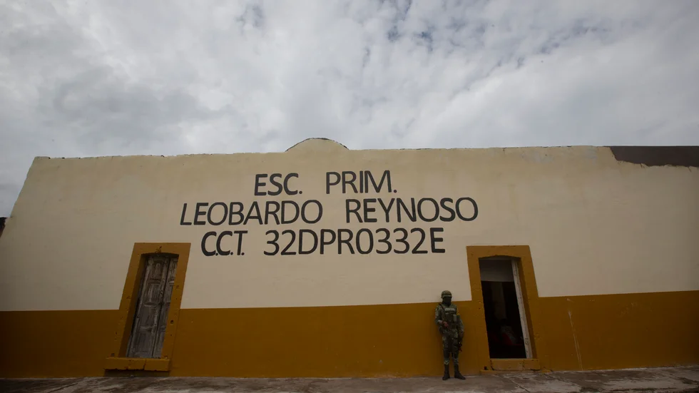 Säkerhetsstyrkor och militär vaktar bland annat skolor i den mexikanska delstaten Zacatecas. Arkivbild.