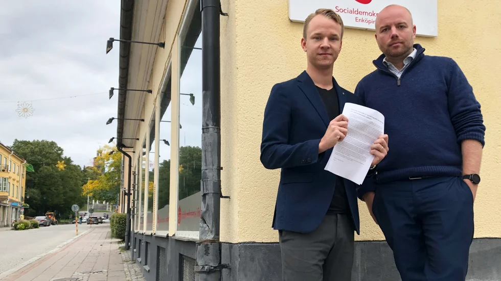 Jesper Englundh (S), oppositionsråd i Enköping och Marcus Wennerström (S), riksdagsledamot är kritiska mot regeringens förslag om anmälningsplikt. I handen håller Jesper Englundh (S) den skrivelse han vill att kommunen gemensamt undertecknar i protest mot förslaget. 