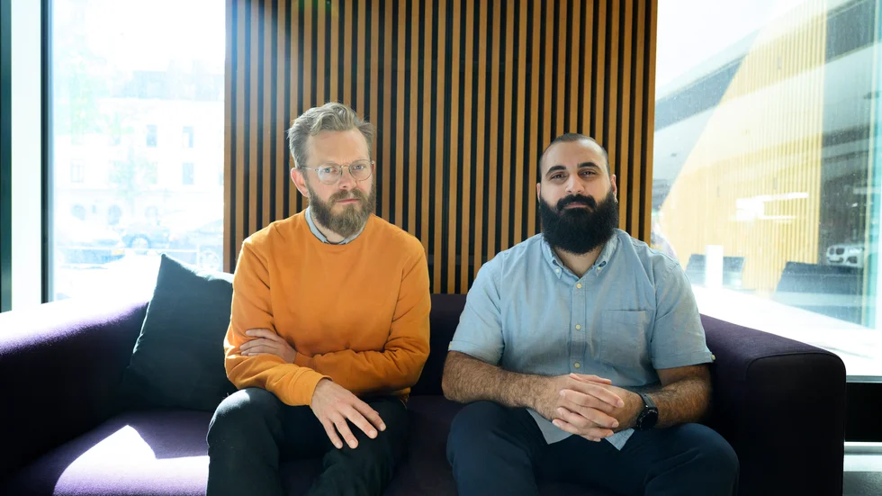 Anders Teglund och Dennis Elyasi beskriver tillsammans hur det är att arbeta inom gig-ekonomin, i en bok om slavdrivarens historia.