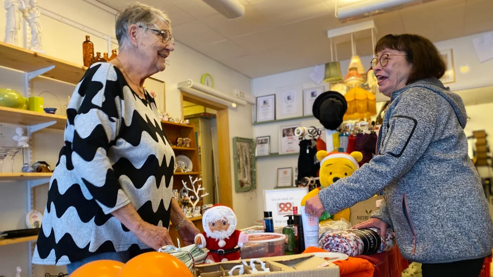 Gunnel Grahn och Gunnel Nyström är några av eldsjälarna som ser till att hålla igång Världens Barns butik i Norsjö. Totalt är det omkring 15 personer som arbetar ideellt och med olika hjälpinsatser i den lokala organisationen.