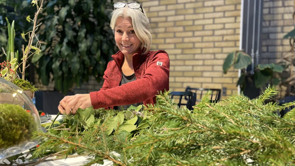 Året lider mot sitt slut. Men först får vi frossa i olika nyanser av grönt. Odlingspedagog Malin Sjödén gör bland annat en vacker krans av enris att hänga på dörren till första advent.