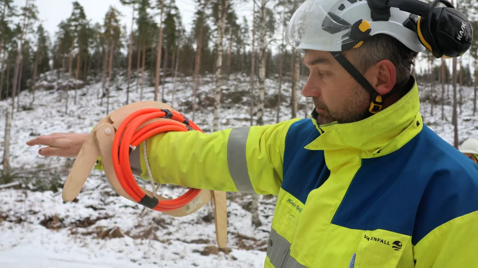 Hans Rocklöv på Vattenfall Service som jobbar på entreprenad för Eon visar hur sprängladdningen är konstruerad och hur den ska gripa om en trädstam på samma sätt som runt hans arm.