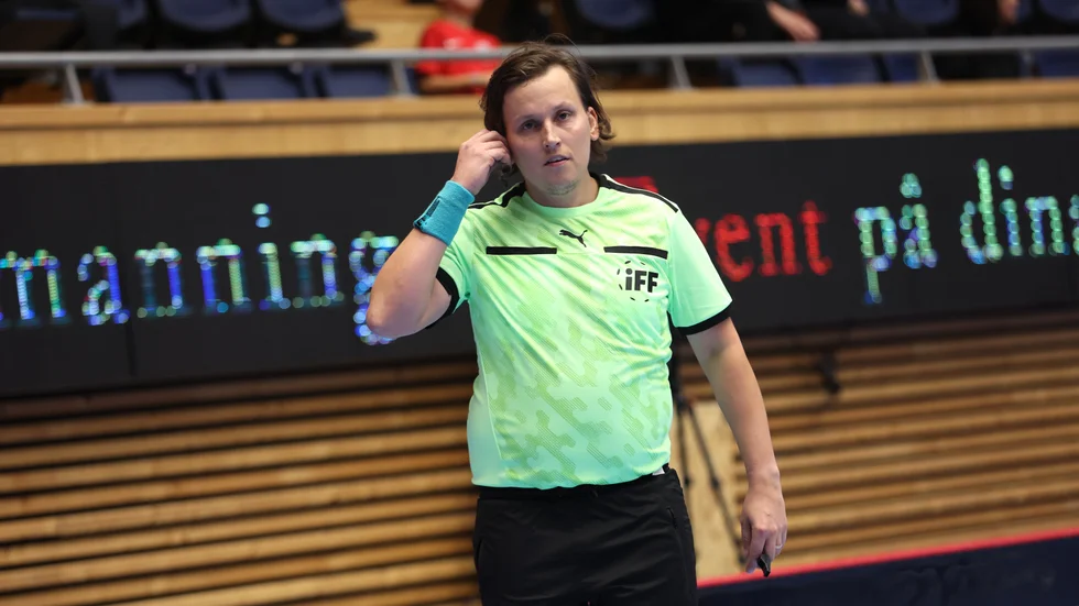 Andreas Morelius fick snabbt hoppa in och rädda situationen när den ena ordinarie domaren blev skadad.