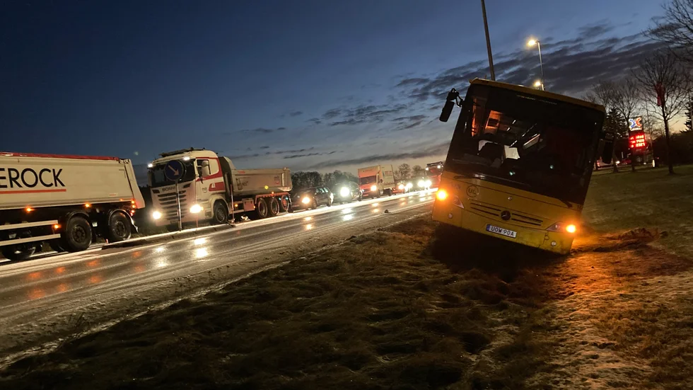 En buss körde i diket vid Skolsta, öster om Enköping.