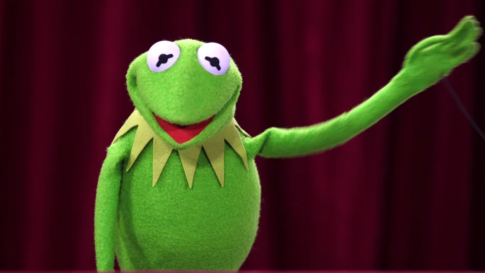 Grodan Kermit, som sjöng "It´s not easy being green", vinkar till publiken.