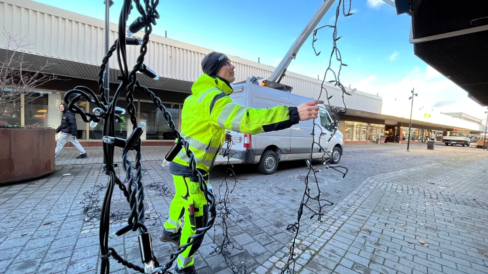 Martin Ankarman och flera av hans kollegor på ÖSK jobbade med att sätta upp de nya ljusslingorna på gågatan under torsdagen.