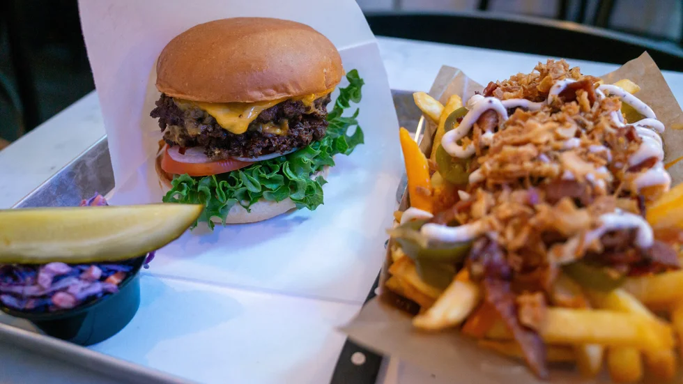 Bnb-burgare, 150:- samt dirty fries, 60:-