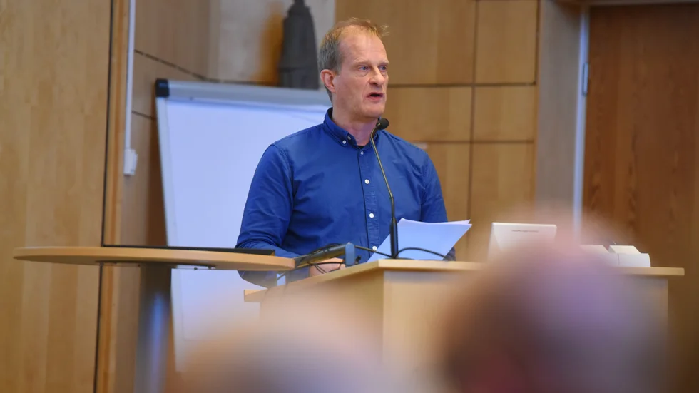 "Vi kan behöva ta fler tuffa beslut under 2024", förklarar Mats Annerfeldt (S), som inte utesluter personalneddragningar för att få ordning på kommunens ekonomi. 