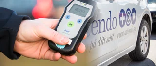 Uppgifter: Anställd körde rattfull med brukare i bilen