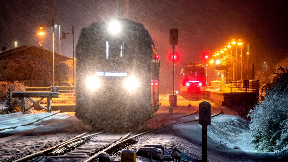 Ett tåg lämnar stationen i Wehrheim utanför Frankfurt på tisdagsmorgonen. Tåget till höger på väg in till Frankfurt kunde inte åka vidare på grund av att träd fallit över spåren.