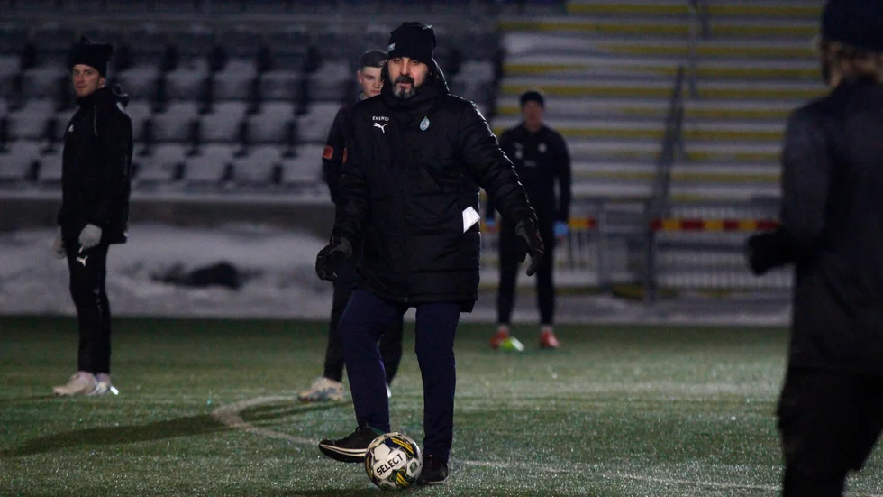 AFC:s nye chefstränare Melke Alan har haft några intensiva veckor på Tunavallen. Under lördagens första träningsmatch får Eskilstunapubliken möjlighet att se några av de nya spelarna som ska utgöra stommen i årets trupp.