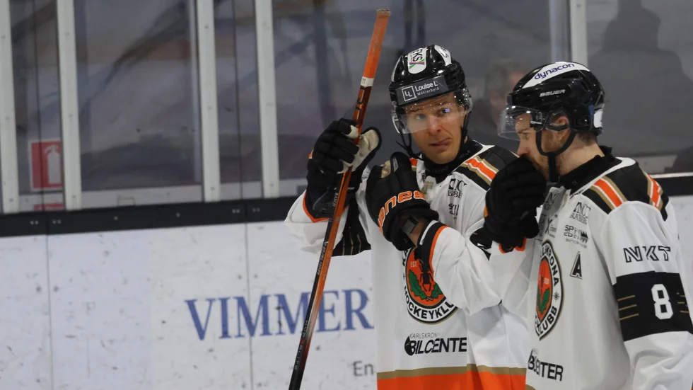 Christoffer Rasch har svårt att hålla tungan rätt i mun. Den tidigare VH-backen tvingades konstatera att Vimmerby vann mot Karlskrona i en stenhård fajt. 