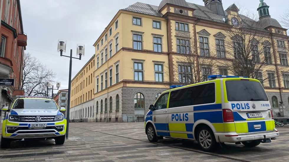 Det var strax utanför Gallerian i Eskilstuna som rånaren knuffade omkull sitt offer och slet åt sig dennes halskedja i guld.