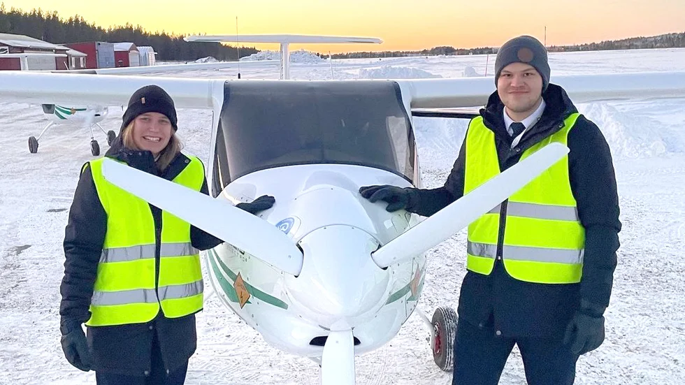 Since the start of the Green Flight Academy in Skellefteå in August, Emilia Holm, 19, and Emil Rönn, 21, have each accumulated almost 30 flying hours.