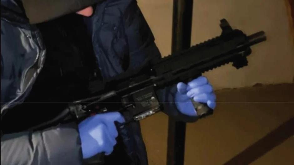 En film i mannens telefon visar hur någon hanterar ett automatvapen och han erkänner under rättegången att det är han som syns på bilderna.