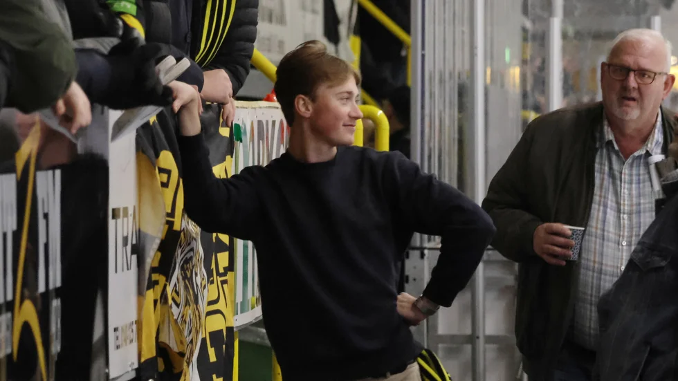Otto Svensson brukar stå i klacken när både Vimmerby Hockey och Djurgården spelar. När VH möter DIF ikväll vet han inte vilket ben han ska stå på utan försöker vara neutral åskådare.