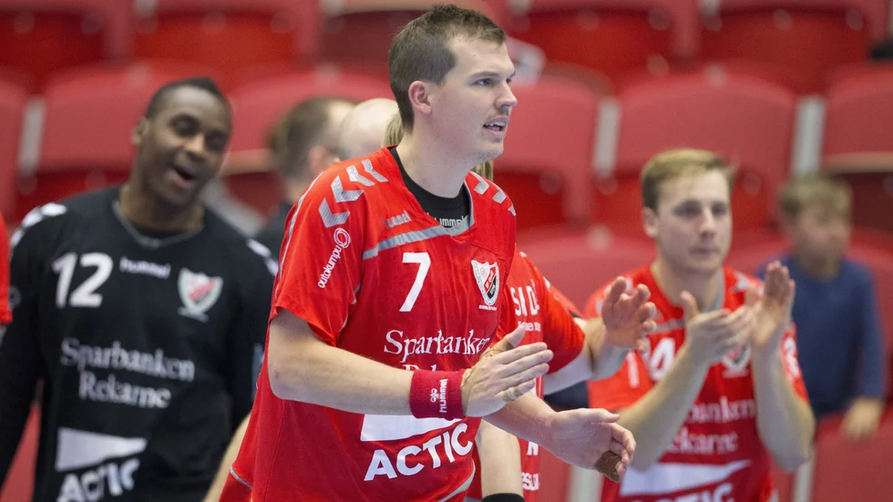 Richard Blank i en match med sitt Guif under hösten 2015. I bakgrunden syns målvakten Herdeiro Lucau och nuvarande EM-spelaren Daniel Pettersson.