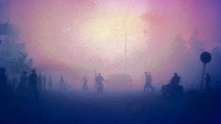 Solen syntes som en glödande järnkula genom de svarta rökmolnen. Foto: Sigvard Sköld