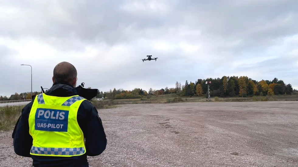 Polisen har olika typer av drönare, eller UAS:er, beroende på väderförhållande. "Vid mycket blåst och regn kan vi använda särskilda varianter som klarar av det", beskriver Omid Farhand, som stabilt styr drönaren i luften trots den blåsiga höstdagen.