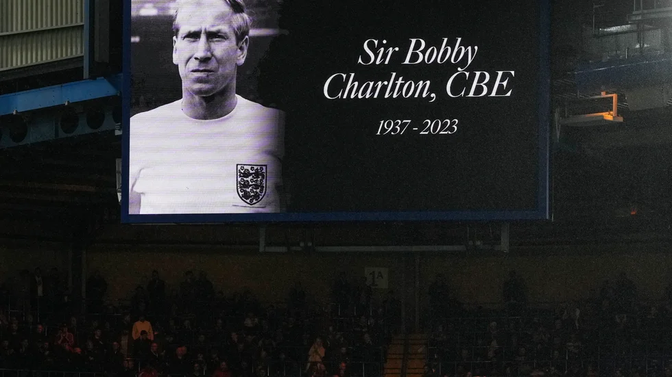 Sir Bobby Charlton hedrades på de engelska fotbollsarenorna under helgens matcher.