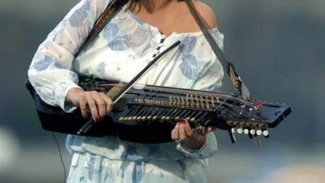 I över 30 år har Åsa Jinder spelat nyckelharpa. Alla har byggts av pappa Curt.Foto: Fredrik Persson/Scanpix