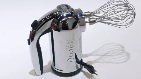 Engelska Dualit tillverkade sin första brödrost redan 1945. År 2000 kom den här ursnygga elvispen i krom. Men smakar det så... cirka 1 395 kronor kostar vispen i butik. www.dualit.com