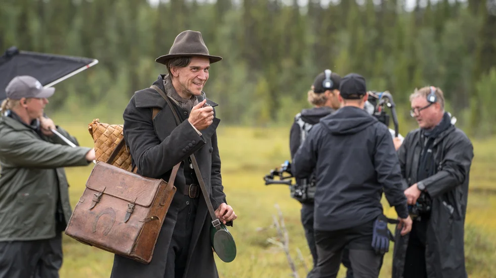 Gustaf Skarsgård som Lars Levi Laestadius på inspelningsplatsen i Finland. Pressbild.