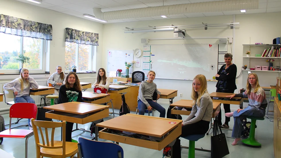 Emma Engström, Ellen Johansson, Nora Flink, Alice Karlsson, Jakob Gustavsson, Hilda Wiberg och Elvira Slåhede går i sjätte klass på Himalajaskolan i Hjorted. Här tillsammans med sin lärare, Susanne Israel.