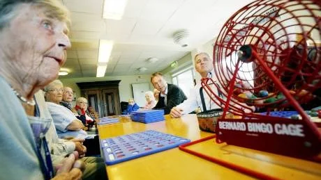 VALBINGO? På Åkermanska spelar man bingo samtidigt som man diskuterar valfrågor. Marianne Eklöf, 96 år, tror inte mycket på alla vallöften. Hon röstar som hon alltid gjort men hoppas att terapin kommer tillbaka på Åkermanska. Det är viktigt, det fick centerpartisterna Lars Thomsson och riksdagsledamoten Anders W Jonsson besked om i går.