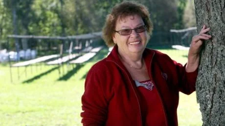 Färdigt. Marknadsgeneralen Barbro Johansson berättar att 1 400 bullar är bakade och 200 portioner ärtsoppa ska kokas. Bakom henne skymtar ställningarna som byggdes upp av 25 frivilliga förra helgen. Årets marknad i Kräklingbo starta - en marknad med extra många stånd på grund av valåret.foto: ulf glimfalk