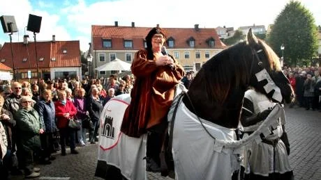 2 oktober. Visbydagen med kultur i natten invigs med en uppsutten landshövding. "Man måste bjuda på sig själv", säger den sedan barnsben vana ryttarinnan ett år senare.