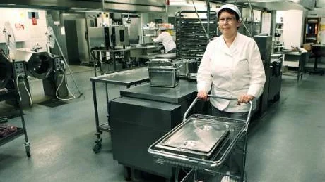 Lokalt kök. Gunilla Jacobsson arbetar i lasarettets kök, som snart ska sluta leverera mat till Pjäsgatans äldreboende. De gamla ska i stället få fryst mat från fastlandet. Om någon i köket måste sluta när det blir mindre att göra är ännu ovisst.foto: rolf jönsson