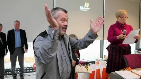 Pådrivare. Hans-Erik "Kea" Svensson fick i samband med avtackningen visa prov på sin talang som hejaklacksledare.