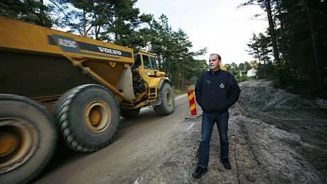 <7GT_Bildrubrik>Försenat</7GT_Bildrubrik>. Classe Persson bor i området som ligger sist av fyra etapper i regionens VA-utbyggnad i området Tofta-Gnisvärd. Hela projektet                   skulle vara klart 2011, men besparingar har skjutit utybyggnaden på framtiden -- därmed också bredbandssatsningen.