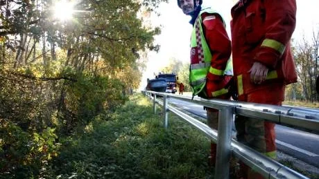 Fungerade. Räddningsledare Ingemar Eriksson konstaterar att det helt nya räcket hindrade fordonet med två personer från grova björkar och ett flera meter djupt dike.FOTO: HENRIK RADHE