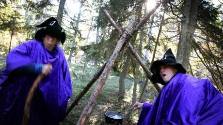 Förhäxade. Kicki Fredriksson och Anne Wiman får agera häxor i dagens äventyr. De ser fram emot att få testa pedagogiken tillsammans med eleverna.FOTO: HENRIK RADHE